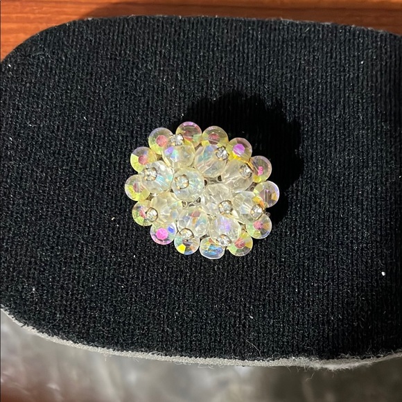 Elegant Crystal Cluster brooch - Picture 1 of 3